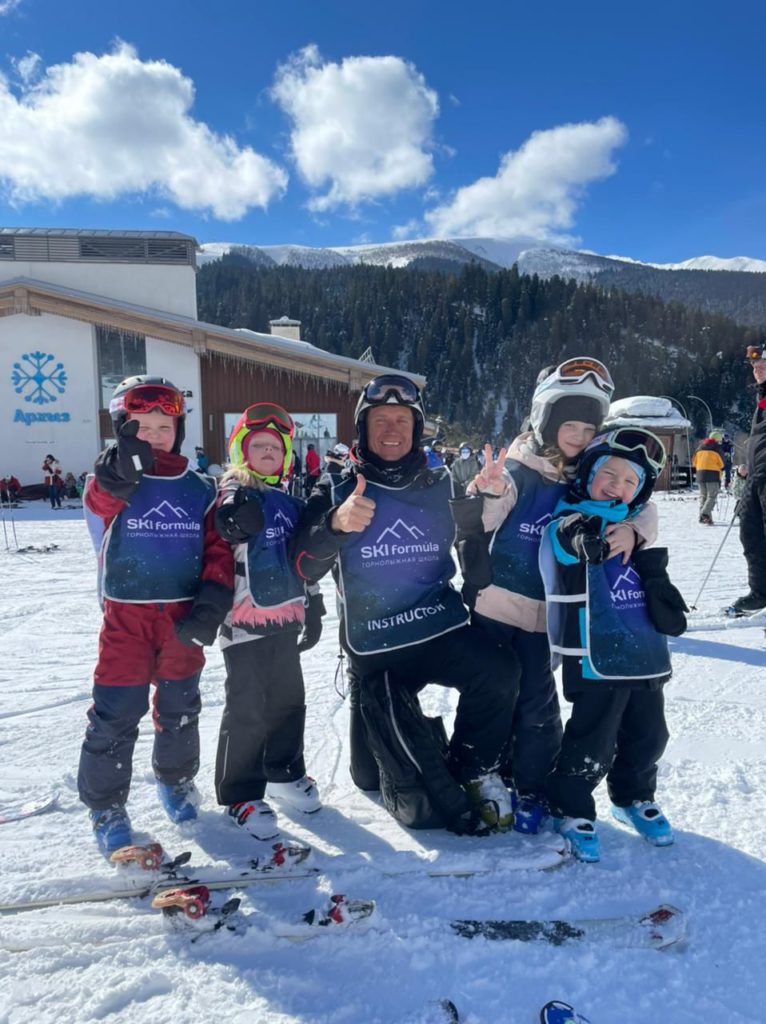 Детские групповые занятия по горным лыжам в Архызе